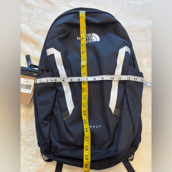 NWT Unisex The North Face Vault Navy Blue and White Backpack with Padded Straps - Picture 9 of 9